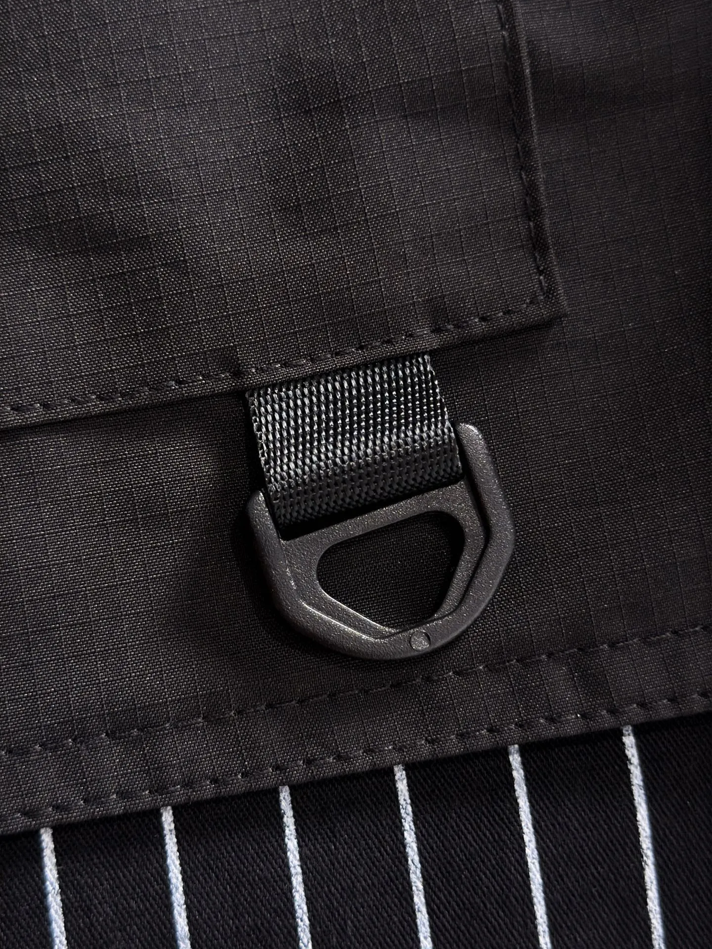 The latest New Arrival shirt in Paris for fall 2026. Complete with three standards, custom-dyed nylon fabric, overall casual and upscale. The fabric texture is relatively thin, very light, and comfortable on the upper body, suitable for early autumn and spring wear. Simple lines, customized hardware zippers, elegant and concise style, lightweight and comfortable to wear, very urban luxury and low-key elegance, with a casual and lazy feeling, the upper body effect is very good, quite wide and stylish, natural drape, simple and elegant! Top luxury Classic The style item is gentle and high-end, quiet but full of power. It perfectly conveys the brand's sense of trend and recognition. The upper body is super cool and stylish, and extremely luxurious. It shows your rank, strength and taste from all aspects! The overall grade is even more obvious. The upper body is comfortable and unconstrained, with a casual and loose effect. Sizes:S-2XL